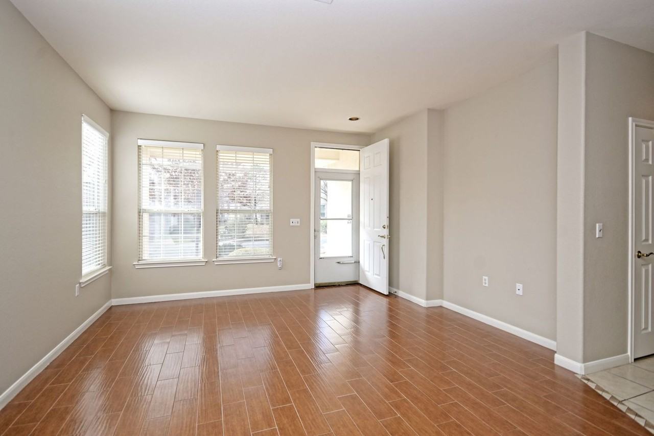 106 Sunflower St - Photo 5 of 33