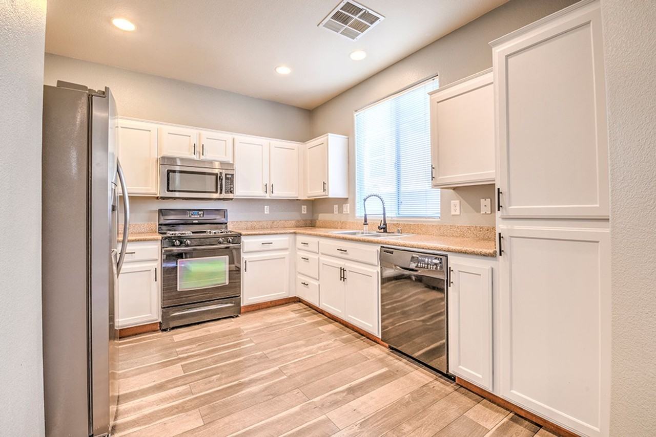 7568 Swan Cove Ct - Photo 4 of 50