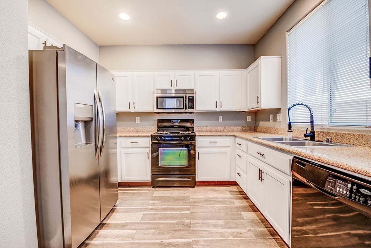 7568 Swan Cove Ct - Photo 6 of 50