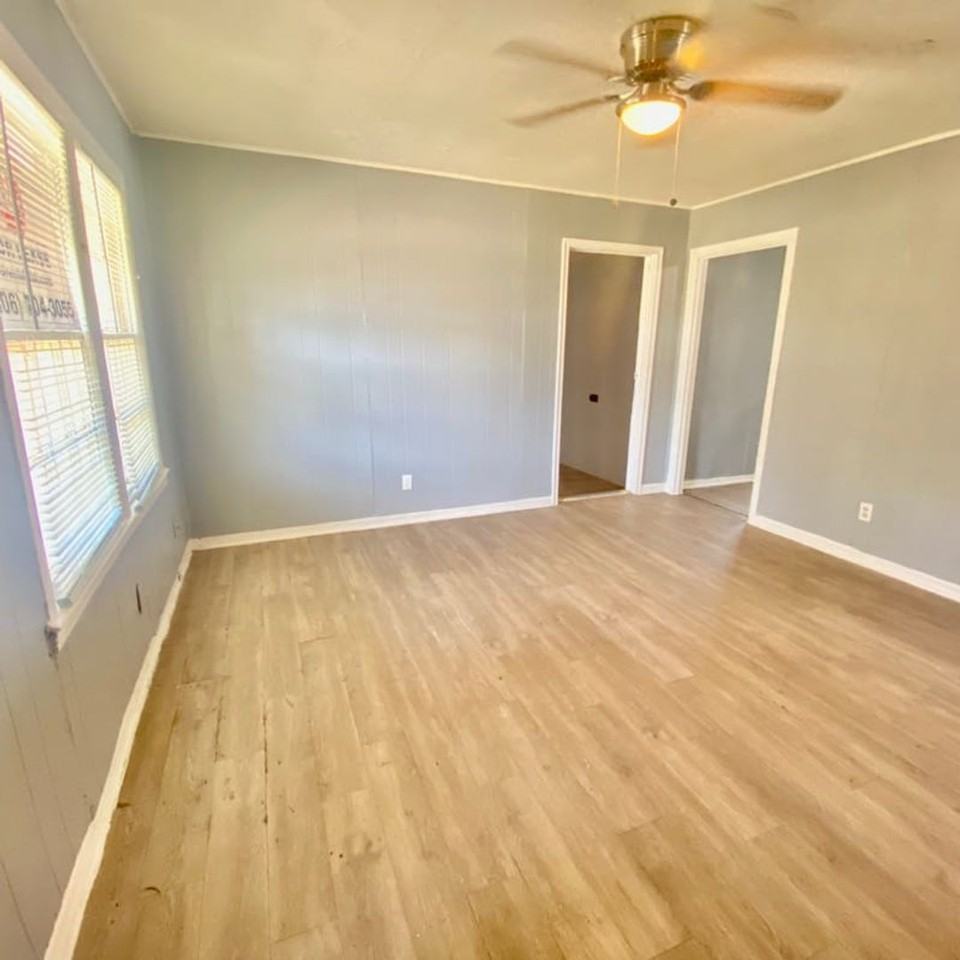 111 Waco Ave - Photo 3 of 11