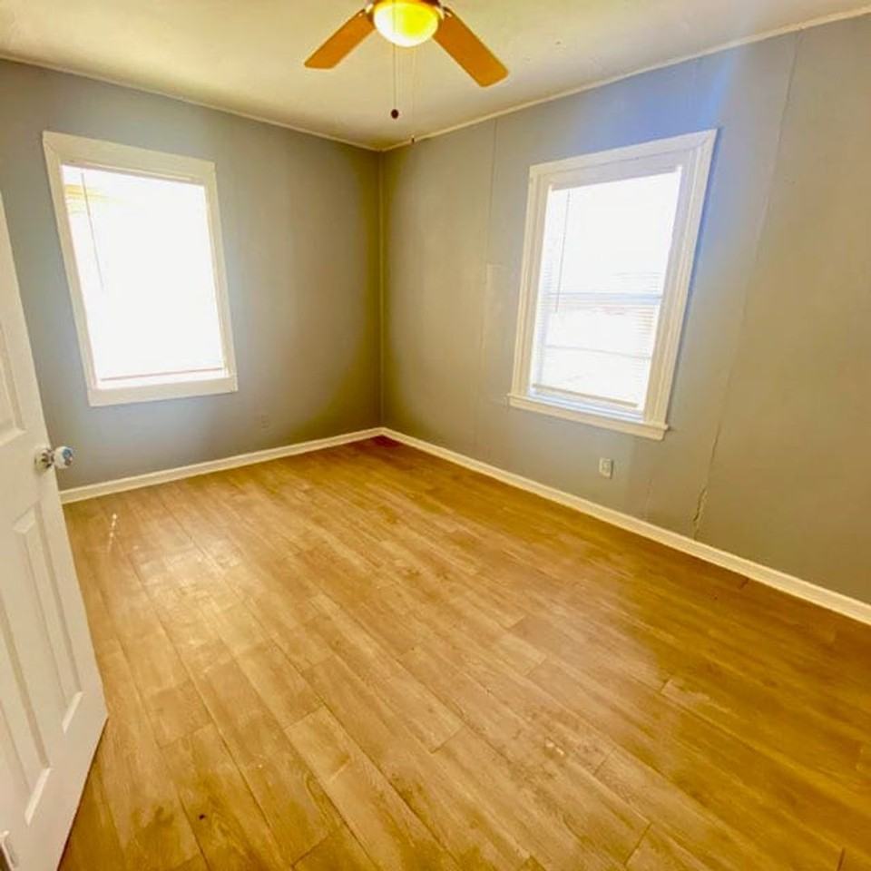 111 Waco Ave - Photo 6 of 11