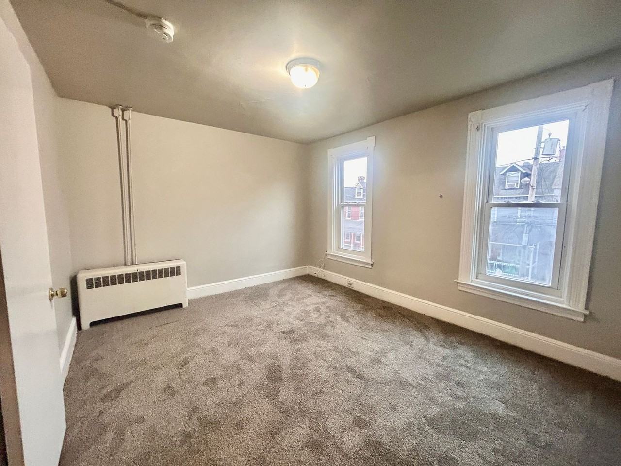 571 Pershing Ave - Photo 5 of 16