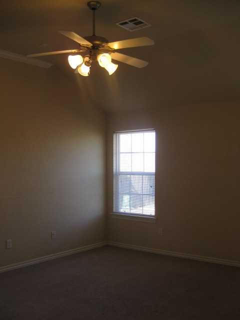 905 Eagle Cliff Dr - Photo 3 of 9