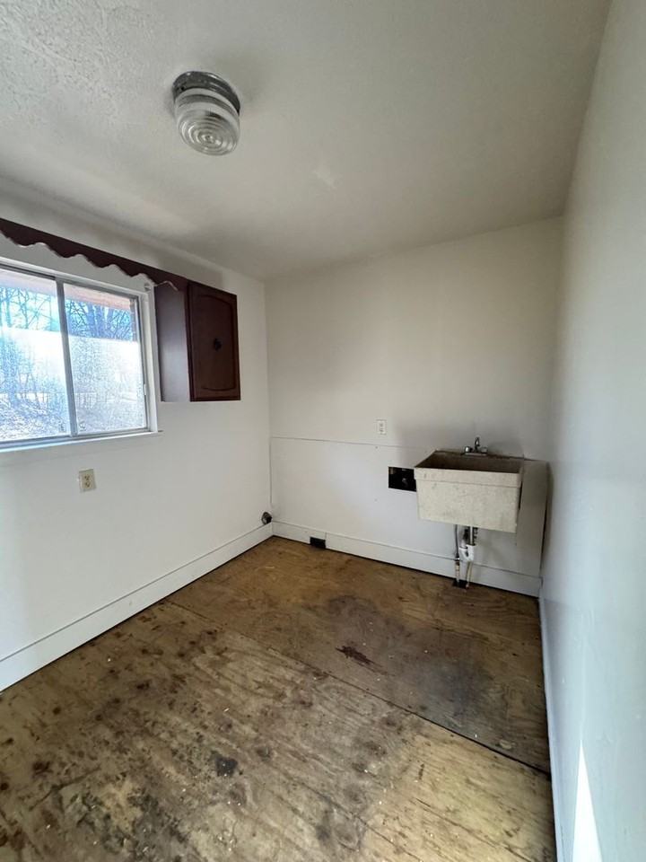 3741 Robert Riding Rd - Photo 4 of 20