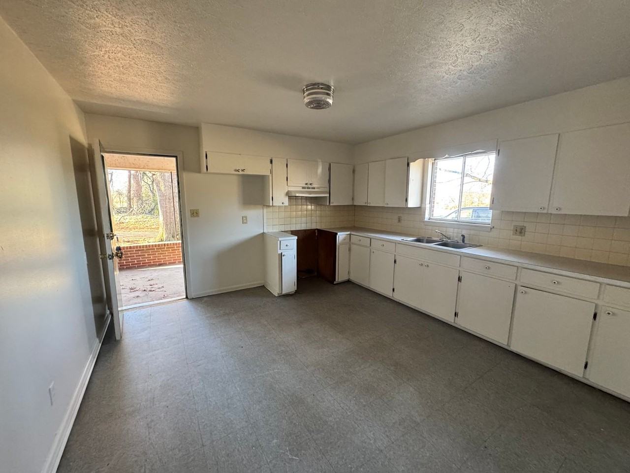 3741 Robert Riding Rd - Photo 7 of 20