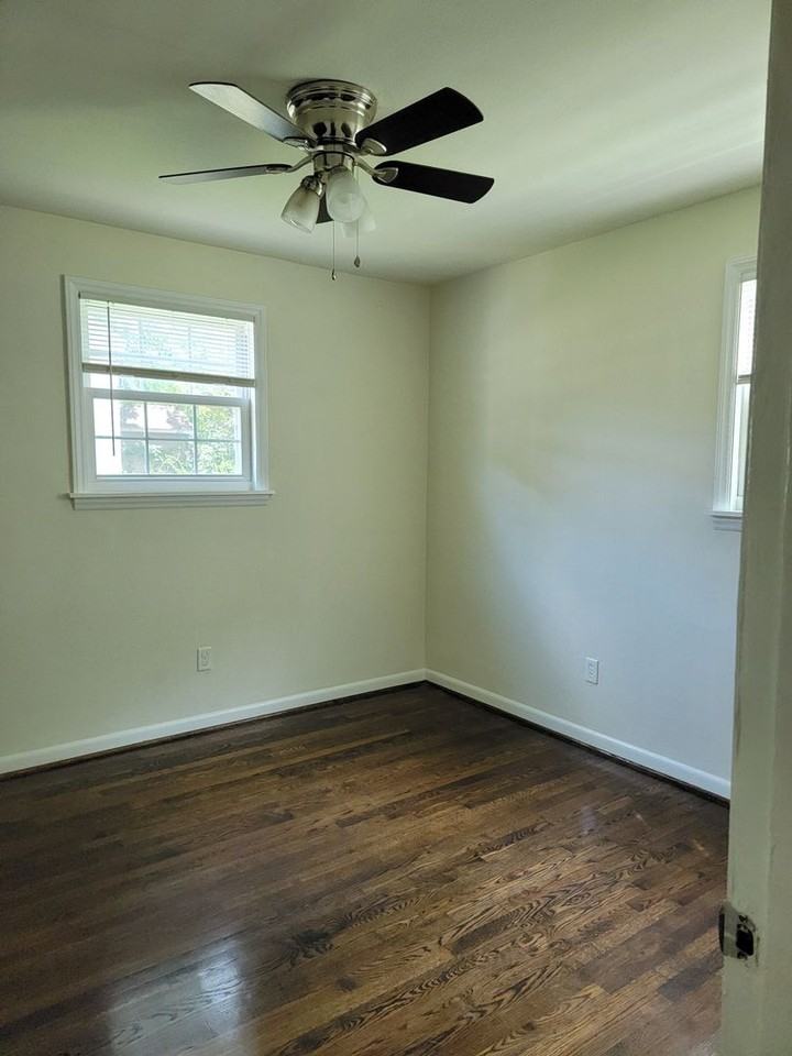 229 W 38th St #B - Photo 2 of 11