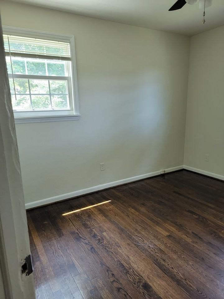 229 W 38th St #B - Photo 6 of 11