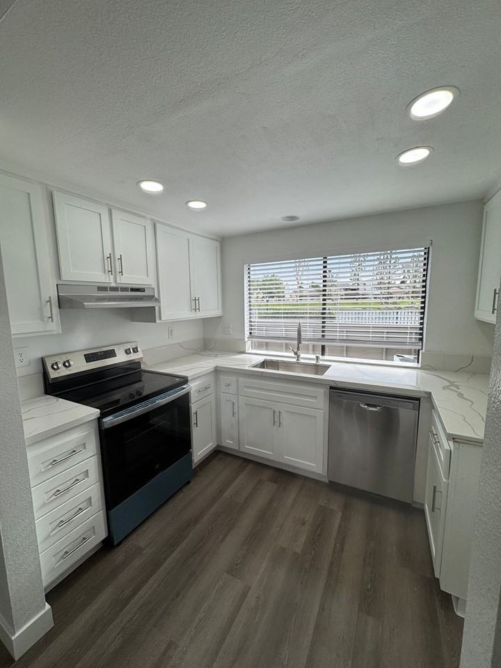 1356 N Schooner Ln - Photo 4 of 50