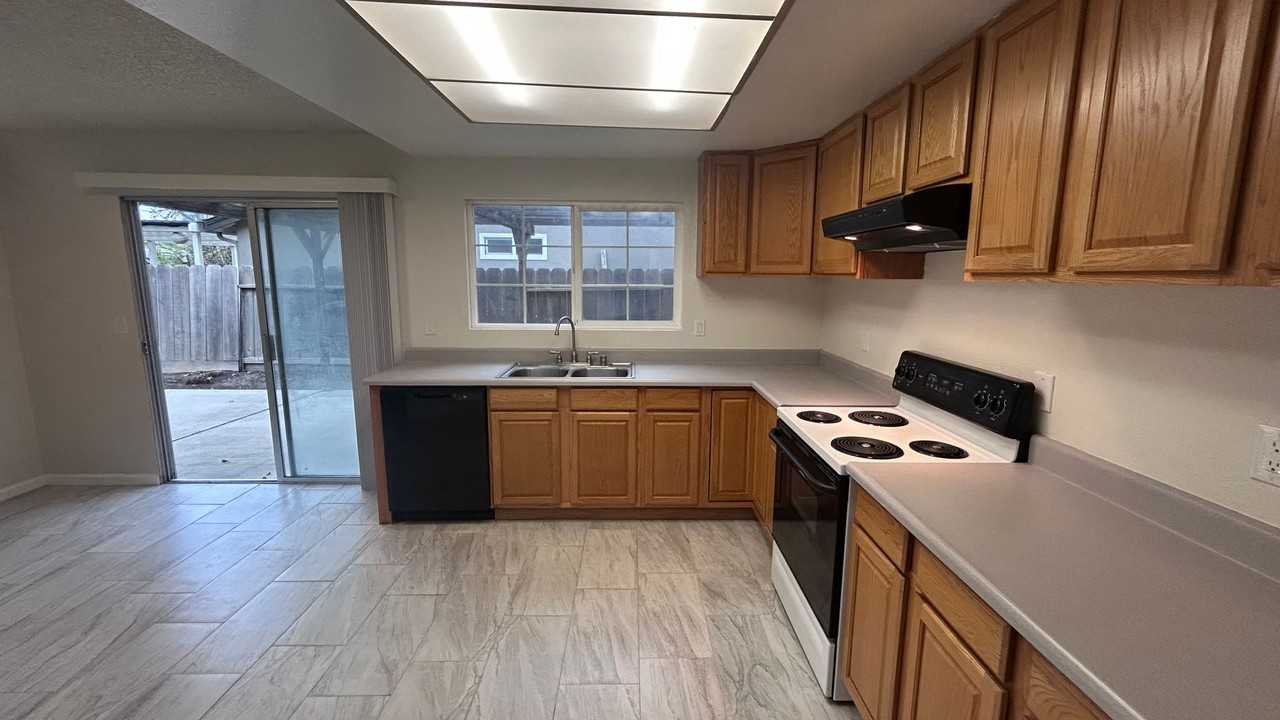 1917 Coral Oak Ct - Photo 3 of 30