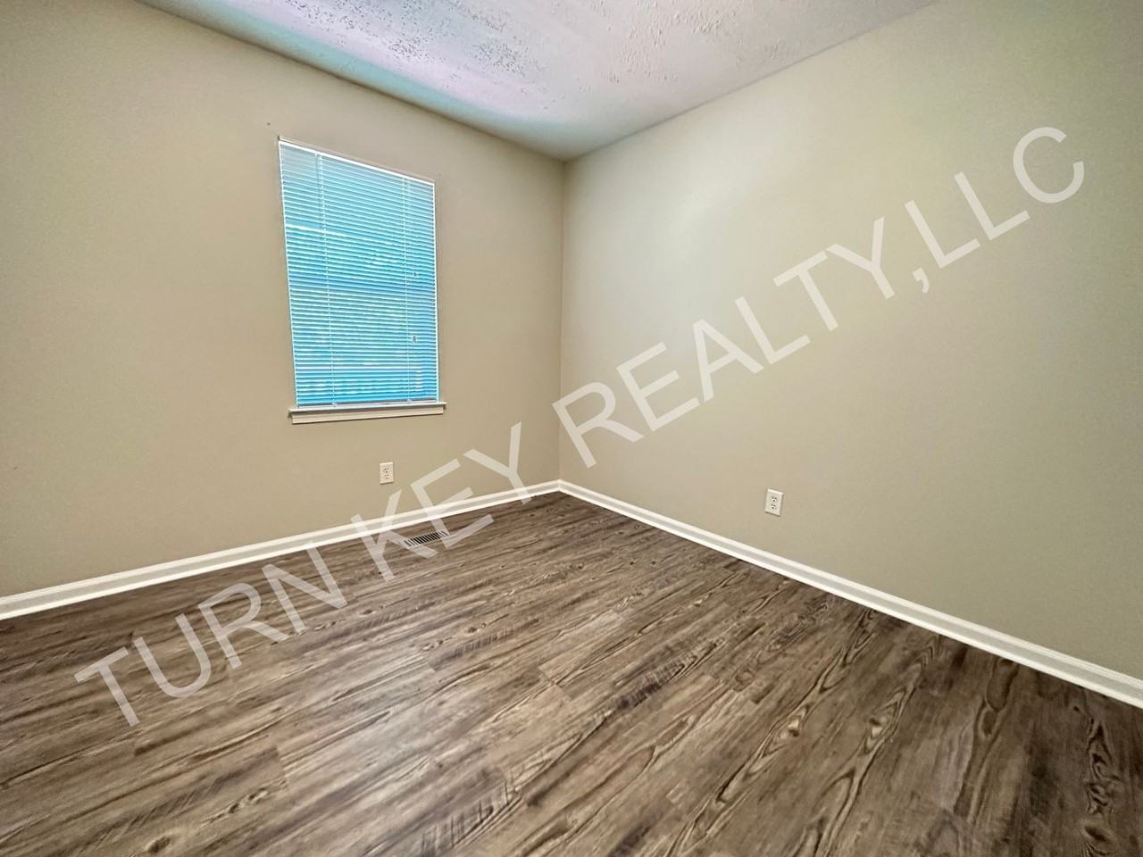 144 Yvonne St - Photo 5 of 9