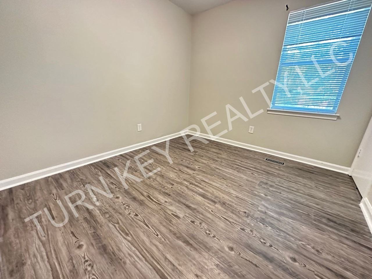 144 Yvonne St - Photo 6 of 9