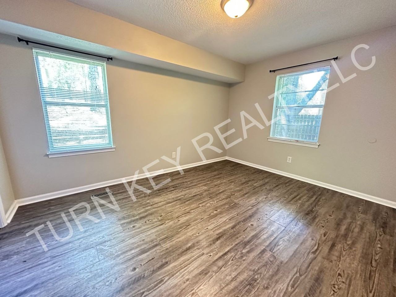 144 Yvonne St - Photo 7 of 9