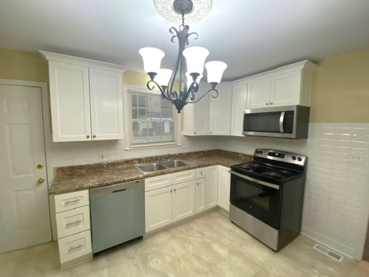 300 Burroughs St - Photo 4 of 16