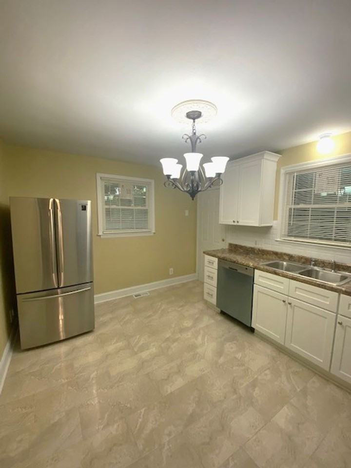 300 Burroughs St - Photo 5 of 16