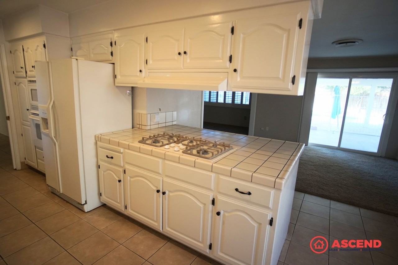 305 Carr St - Photo 7 of 24