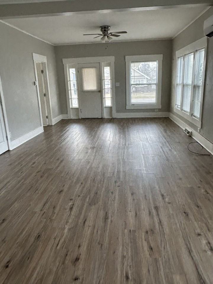 1410 N Broadway St - Photo 2 of 13