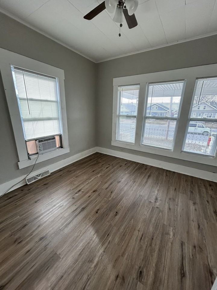 1410 N Broadway St - Photo 6 of 13