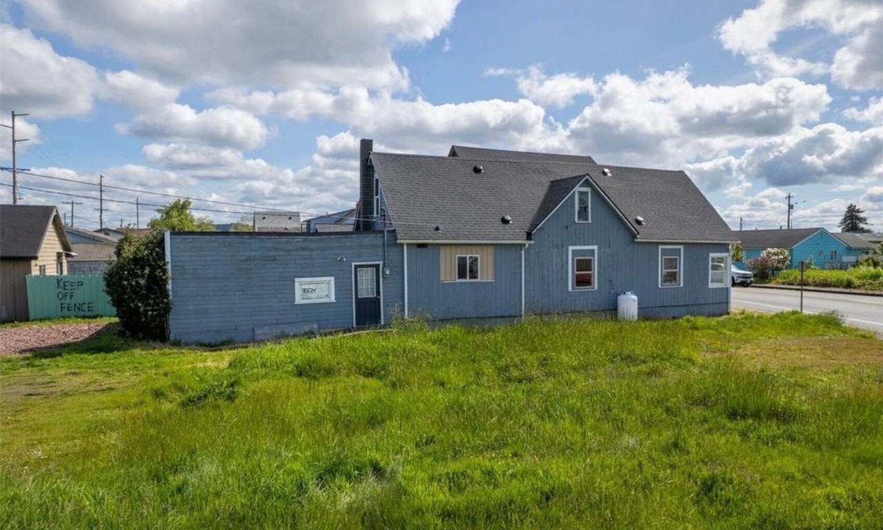 1118 W Wishkah St - Photo 2 of 36