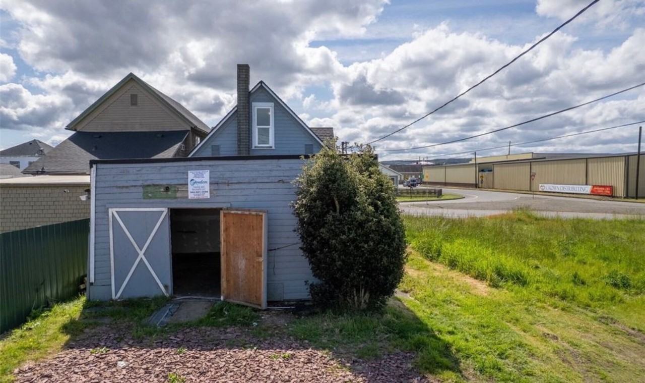 1118 W Wishkah St - Photo 3 of 36