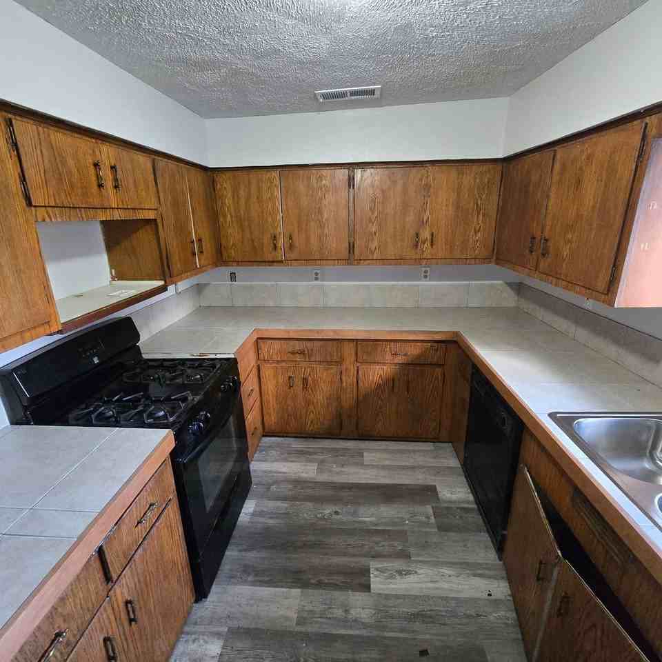 3521 Lindberg St - Photo 3 of 13