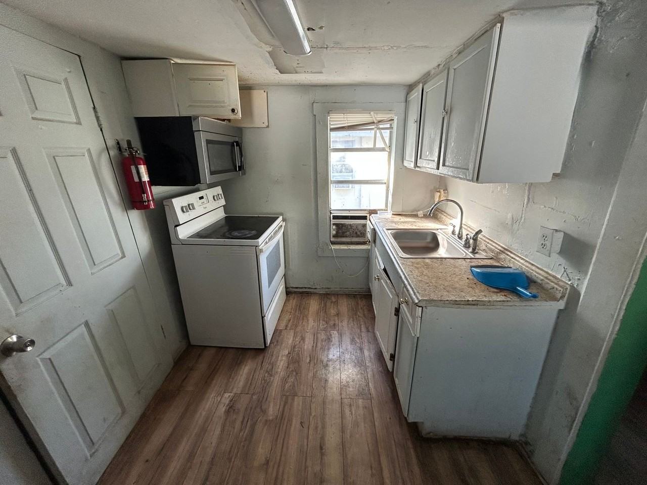 221 10th Ave W - Photo 2 of 4