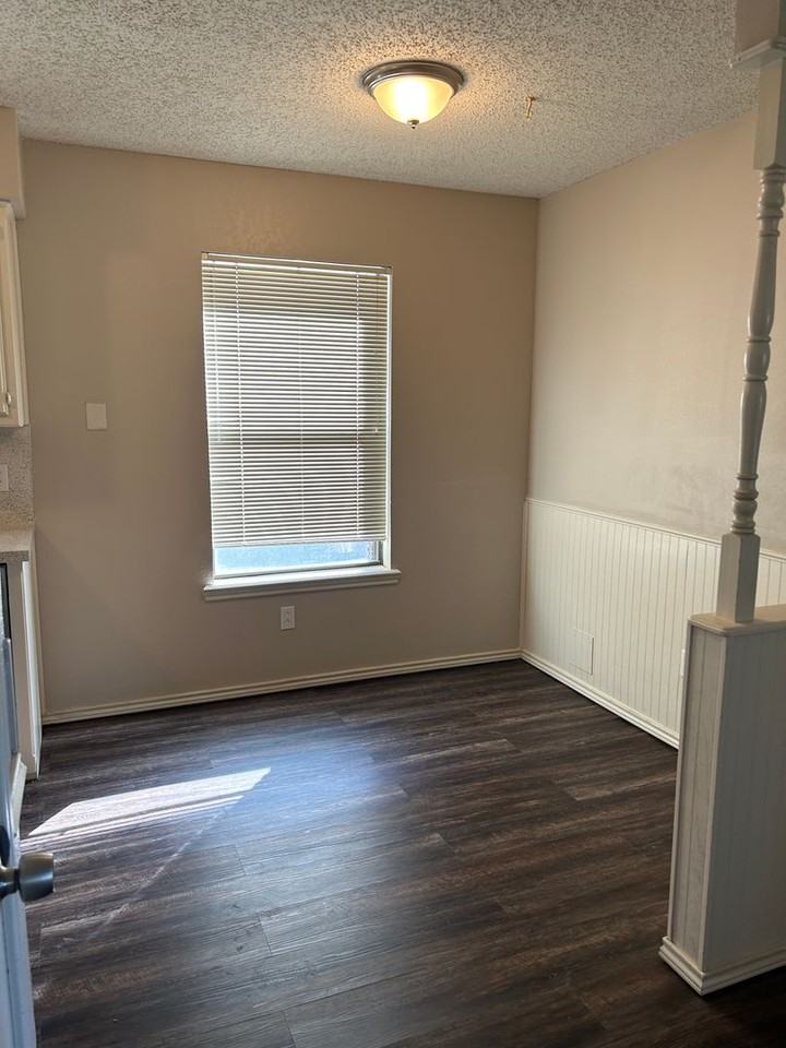 2116 91st St - Photo 3 of 8