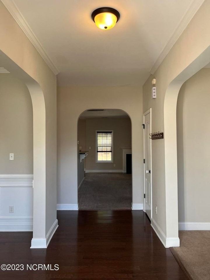 104 Kenna Ct - Photo 2 of 35