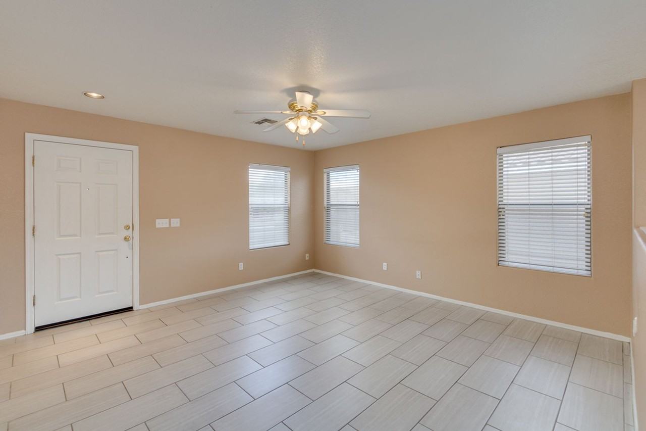 25787 W Lynne Ln - Photo 7 of 29