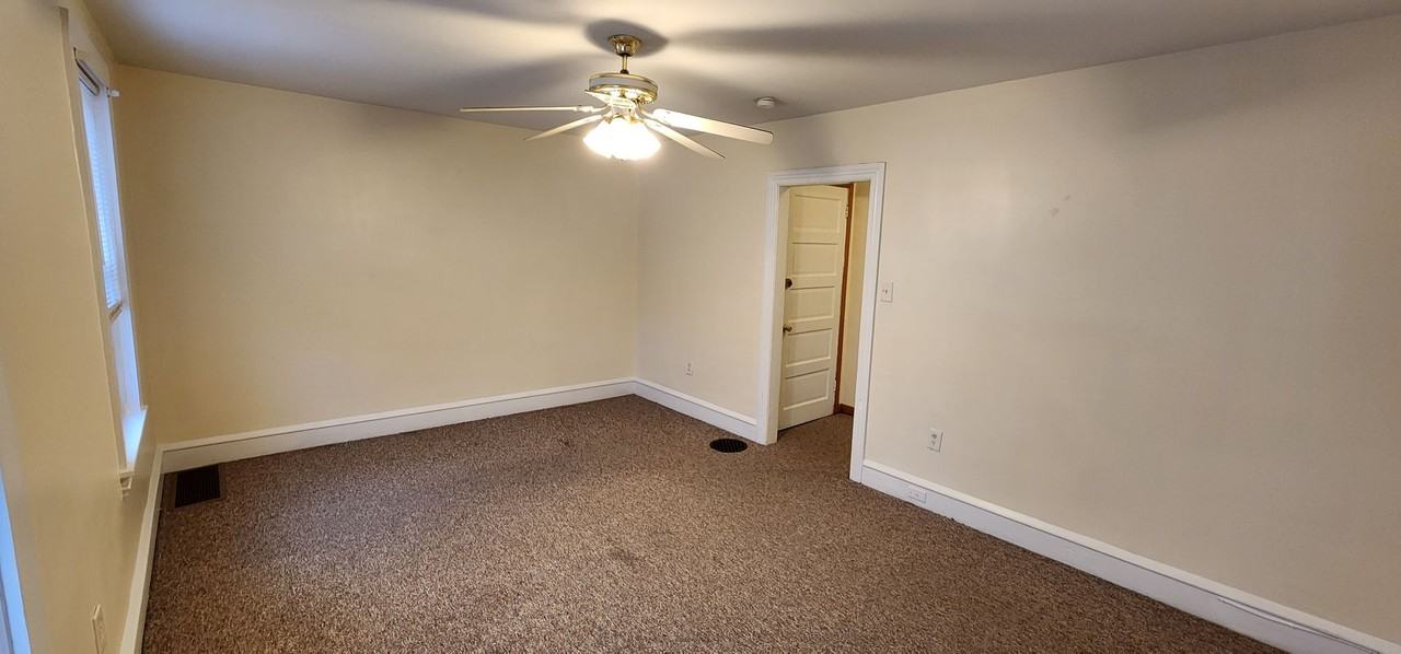 209 E Montgomery Ave - Photo 2 of 7