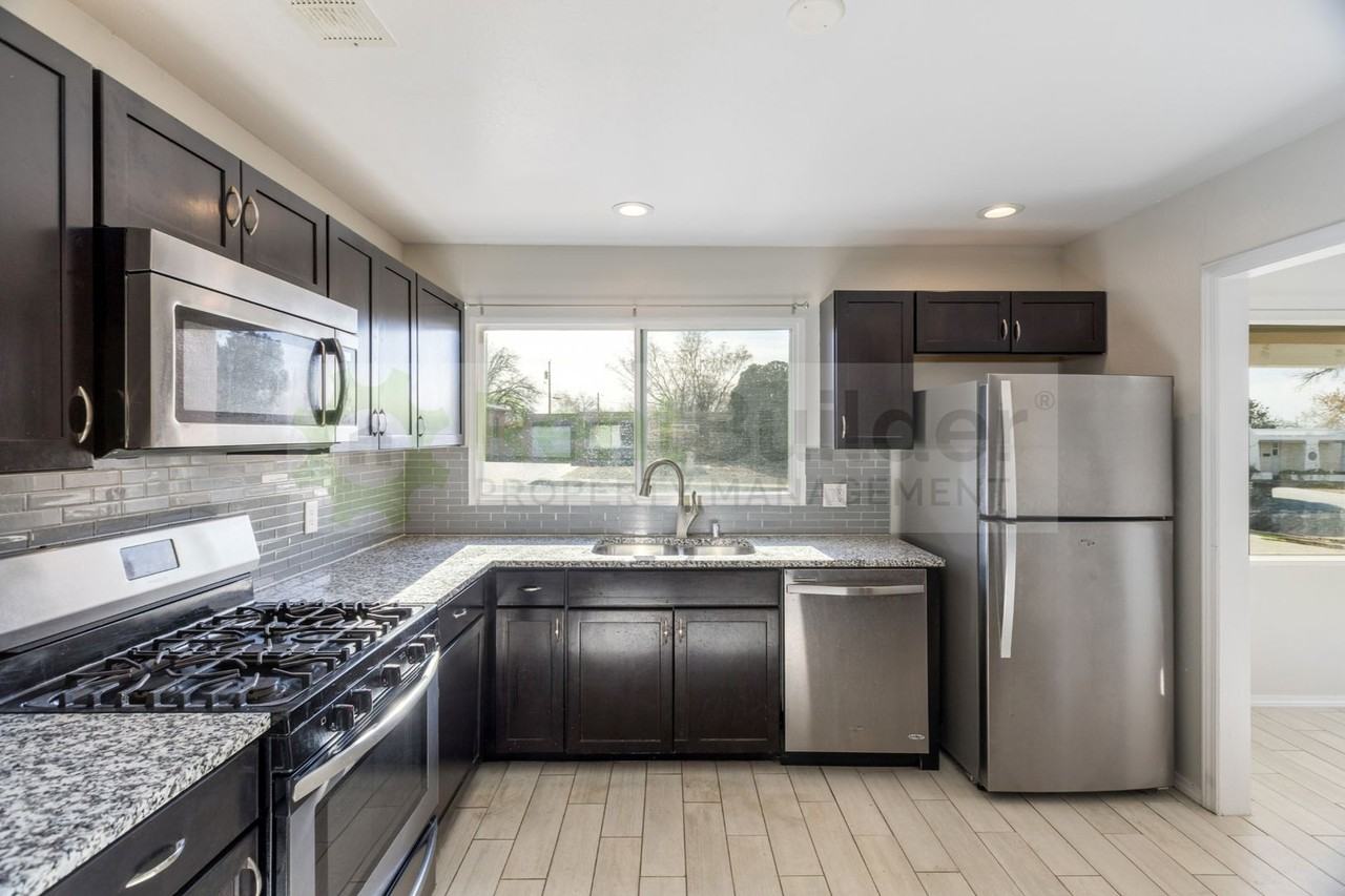 10021 Los Arboles Ave Ne - Photo 4 of 25