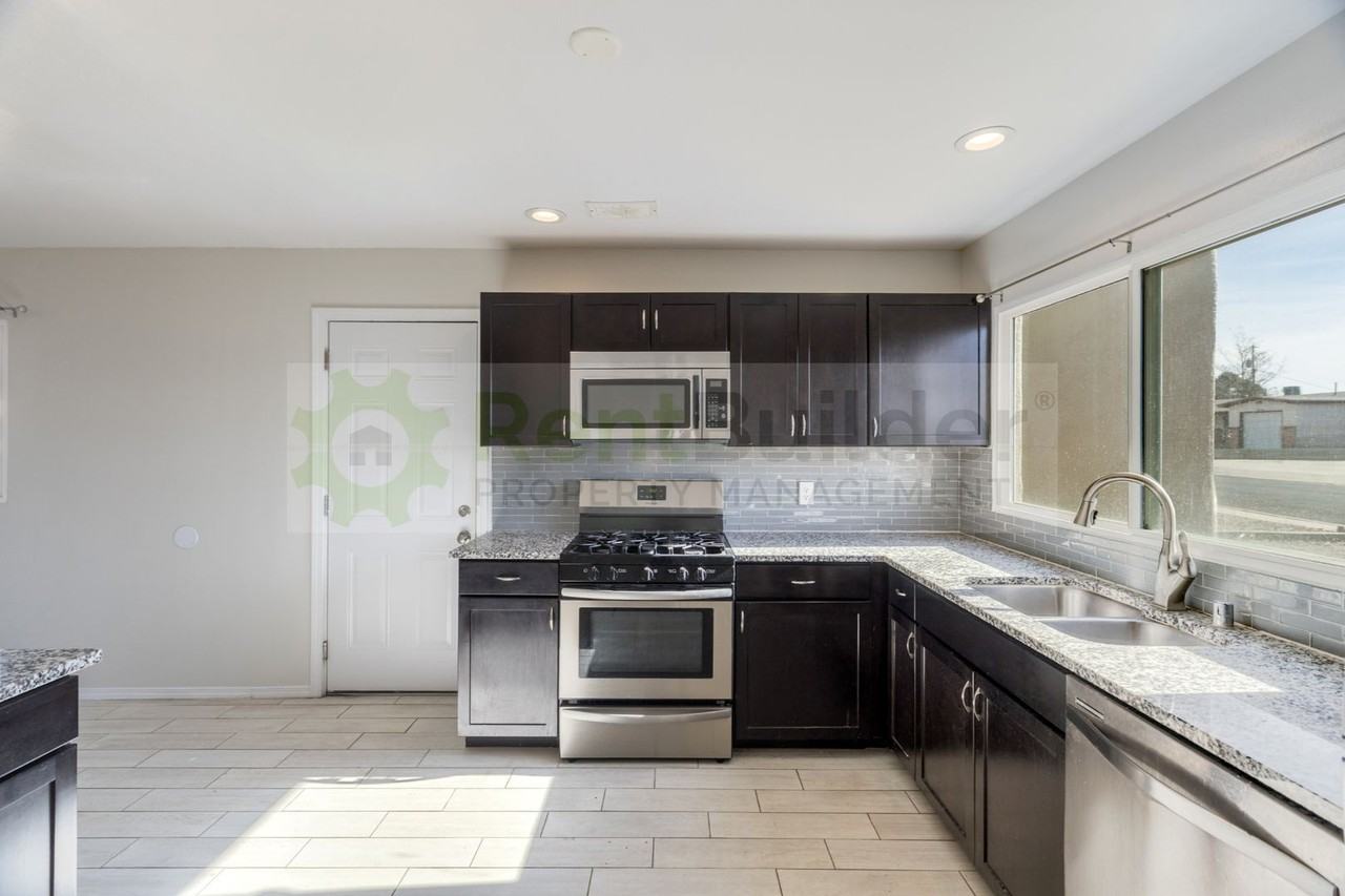 10021 Los Arboles Ave Ne - Photo 6 of 25