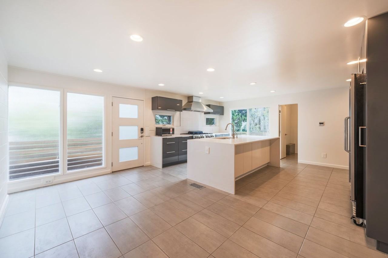 872 Manhattan Beach Blvd - Photo 5 of 35