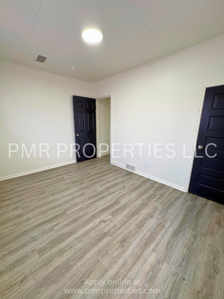 2417 S 10th St - Photo 2 of 8