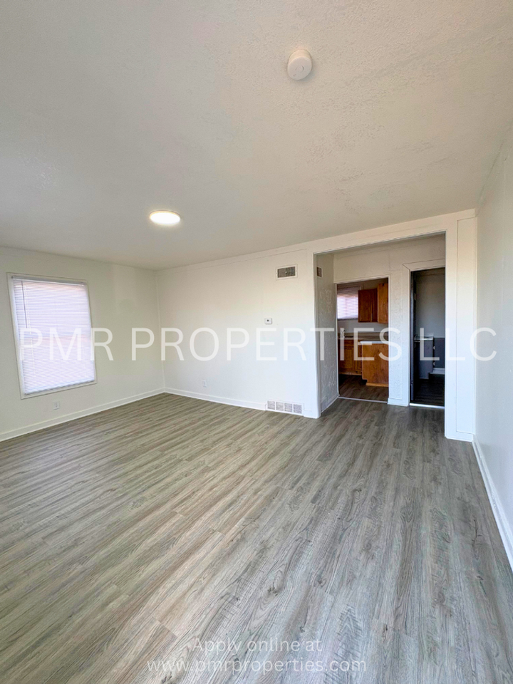 2417 S 10th St - Photo 4 of 8