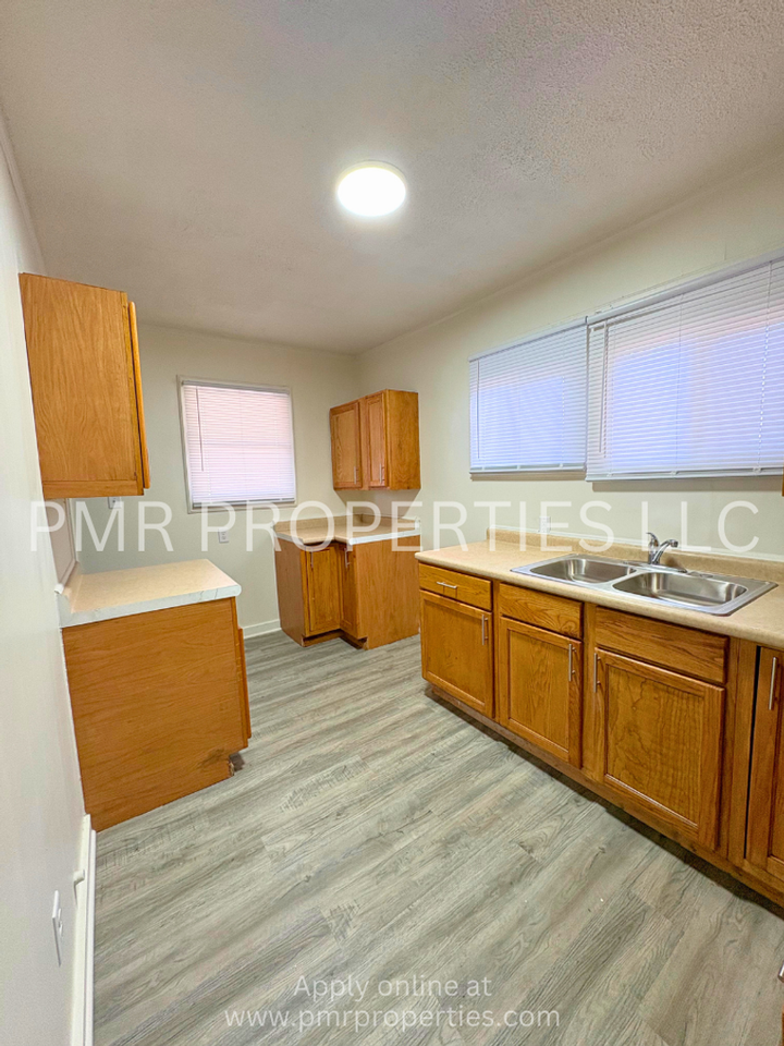 2417 S 10th St - Photo 5 of 8