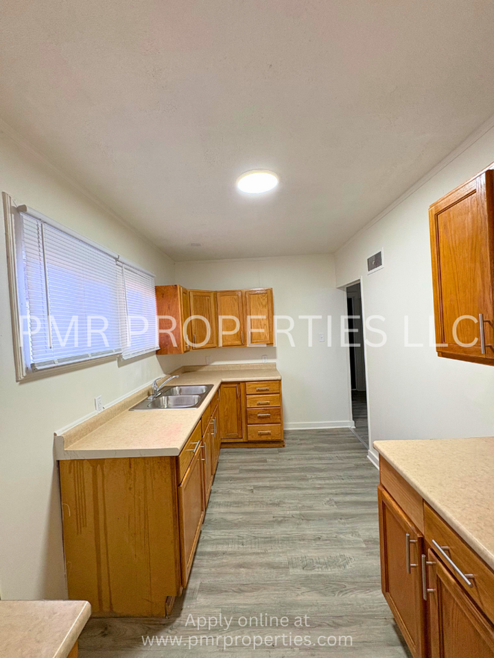 2417 S 10th St - Photo 6 of 8