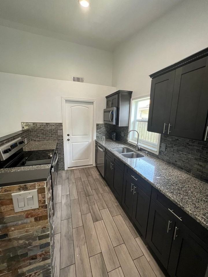 1405 Marigold Dr - Photo 3 of 11