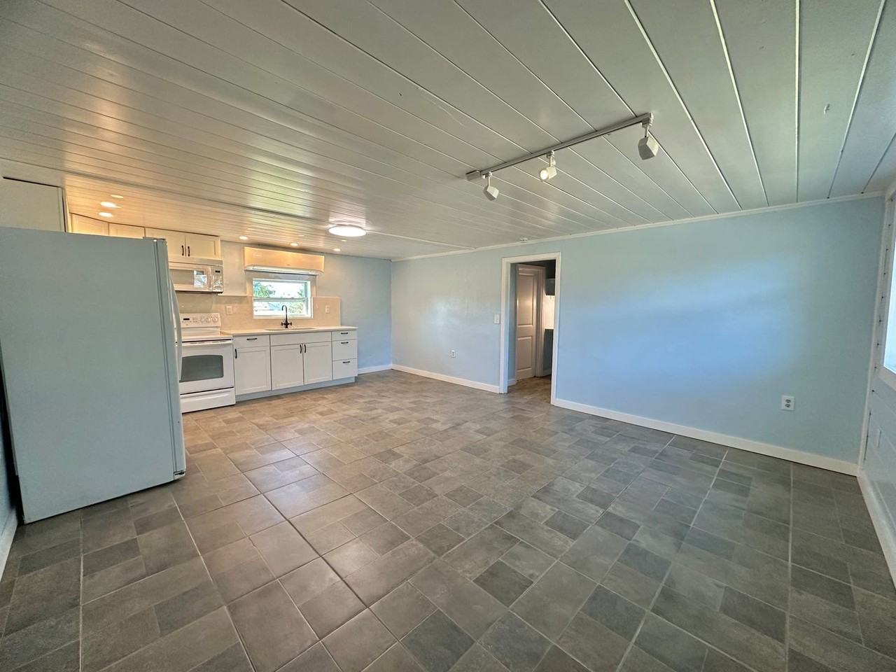 5493 Avenue B - Photo 3 of 14