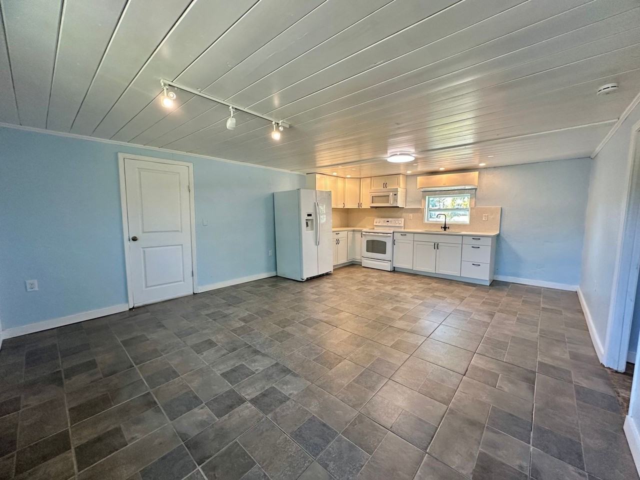 5493 Avenue B - Photo 4 of 14