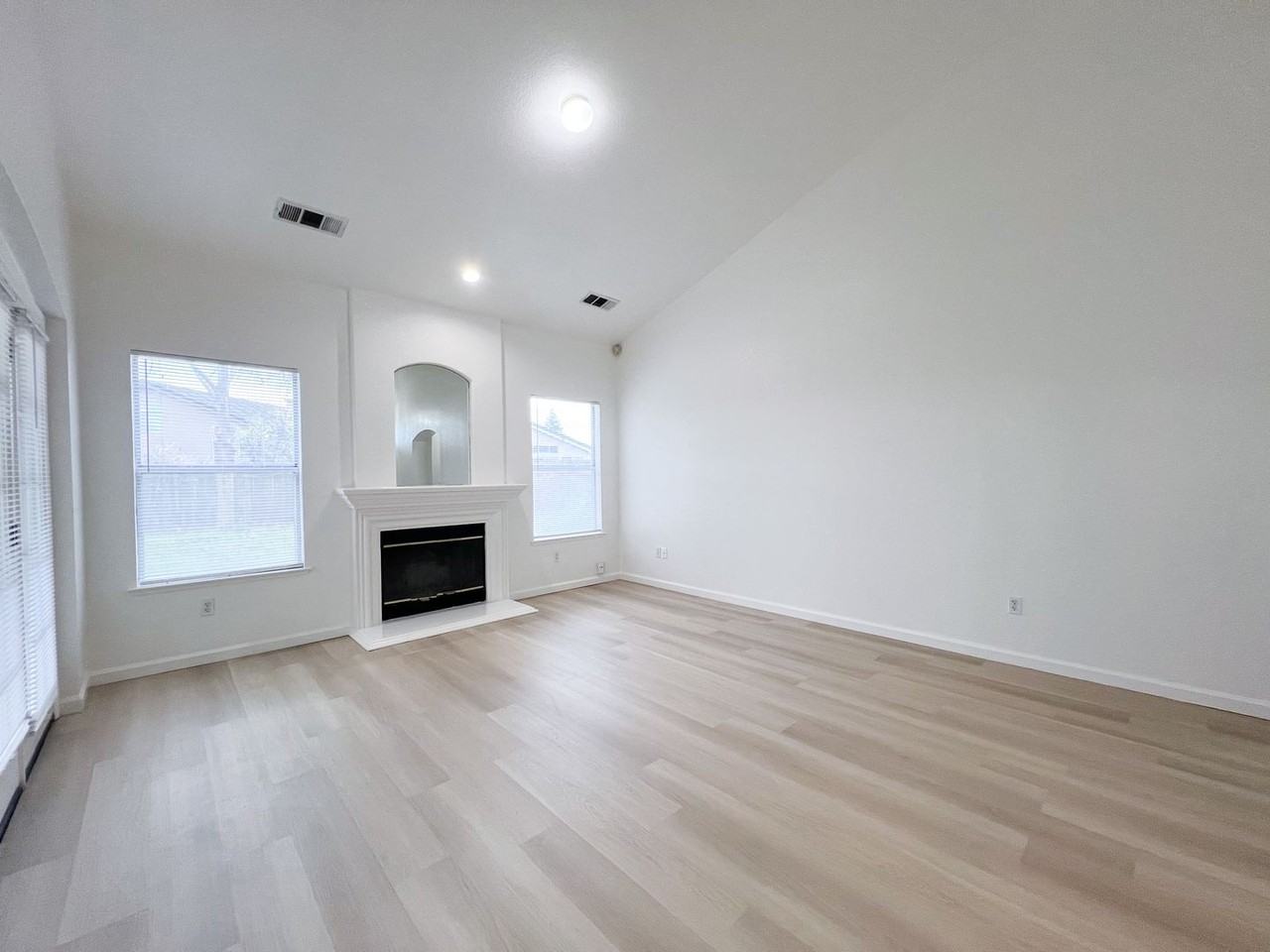 5200 Francesca St - Photo 5 of 36