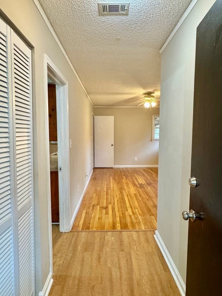 1100 Lombard Dr - Photo 5 of 21