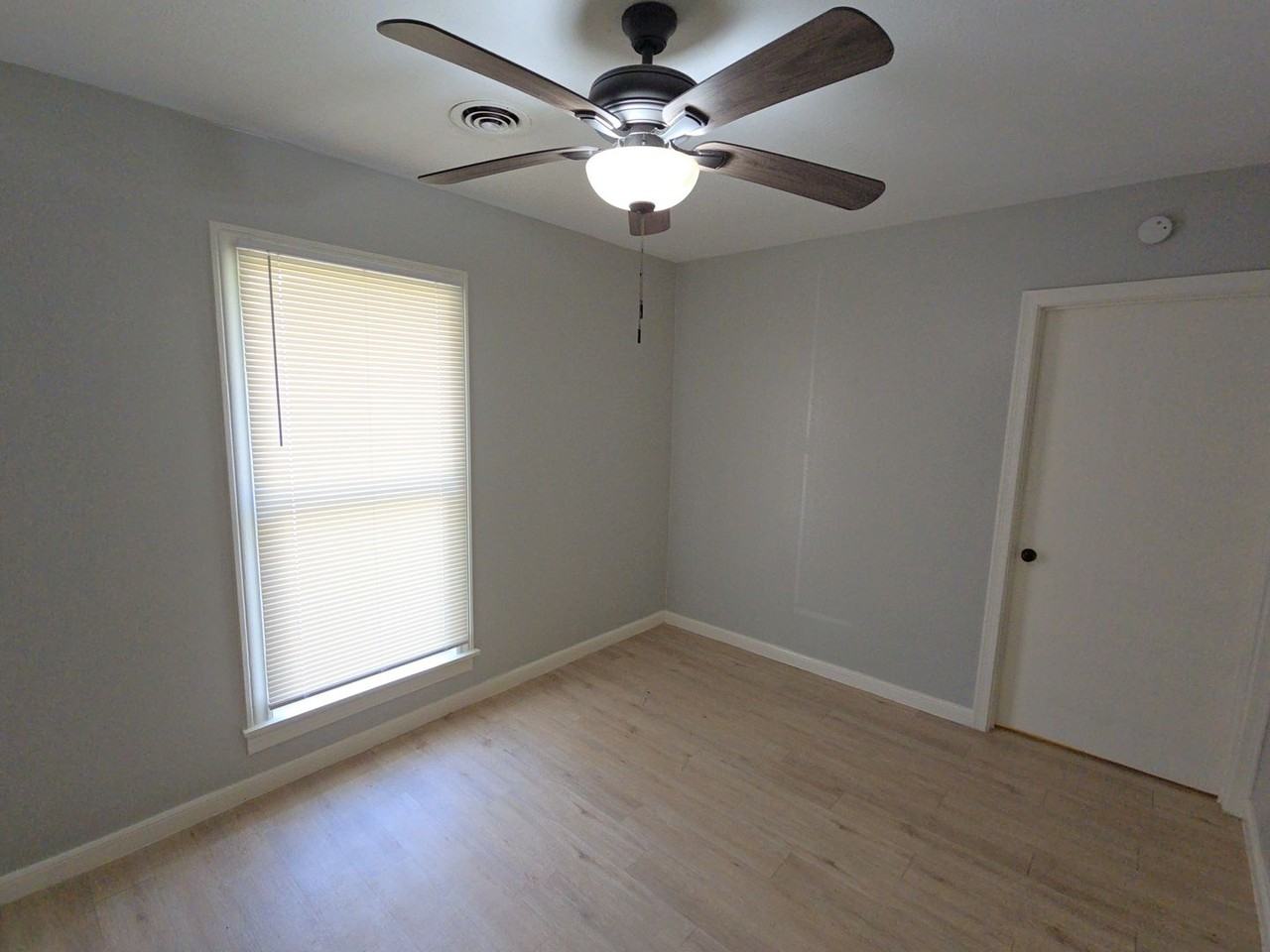 2705 S Crockett St - Photo 6 of 27