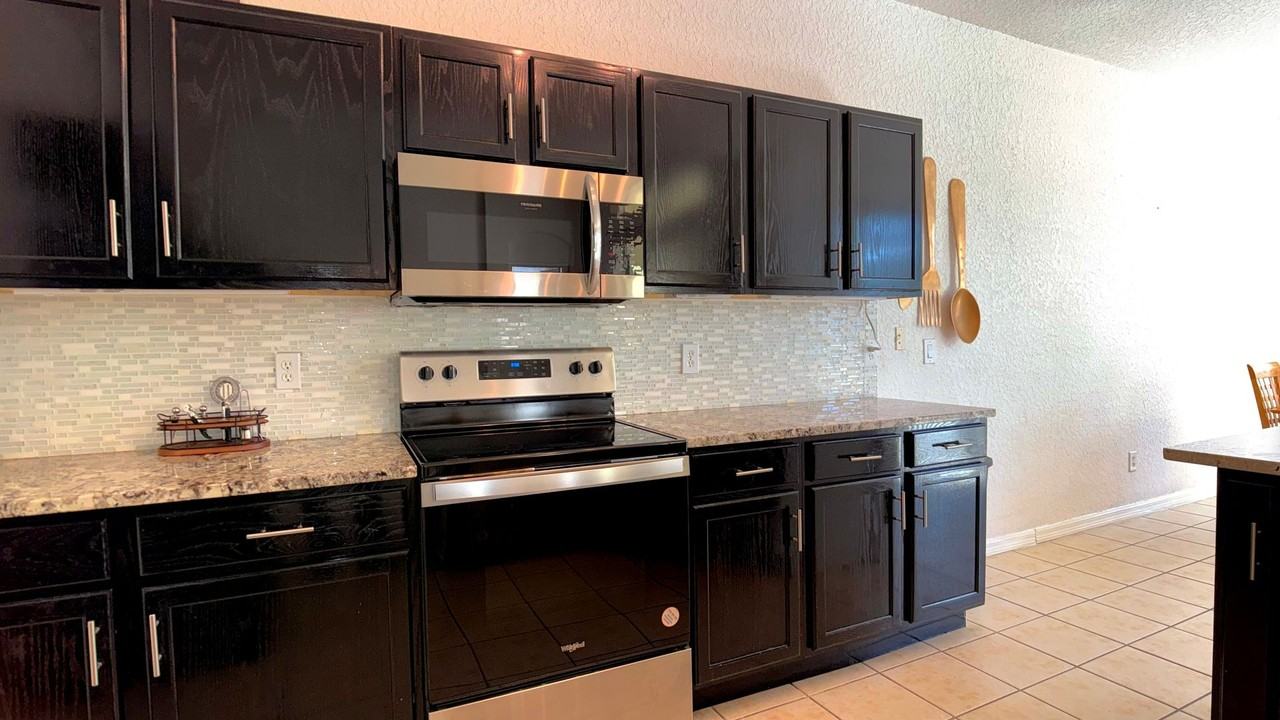 1131 N Hampton Dr - Photo 5 of 26