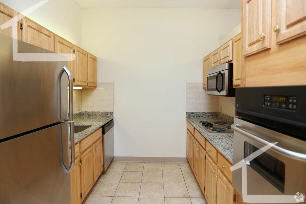 1079 Commonwealth Ave - Photo 4 of 11