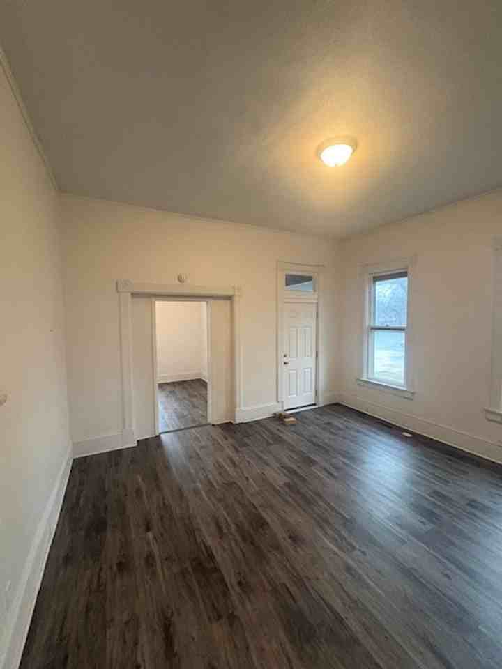 723 W Armstrong Ave - Photo 2 of 33