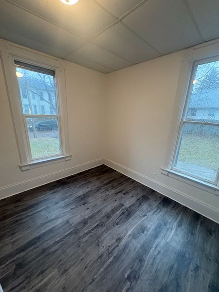 723 W Armstrong Ave - Photo 4 of 33