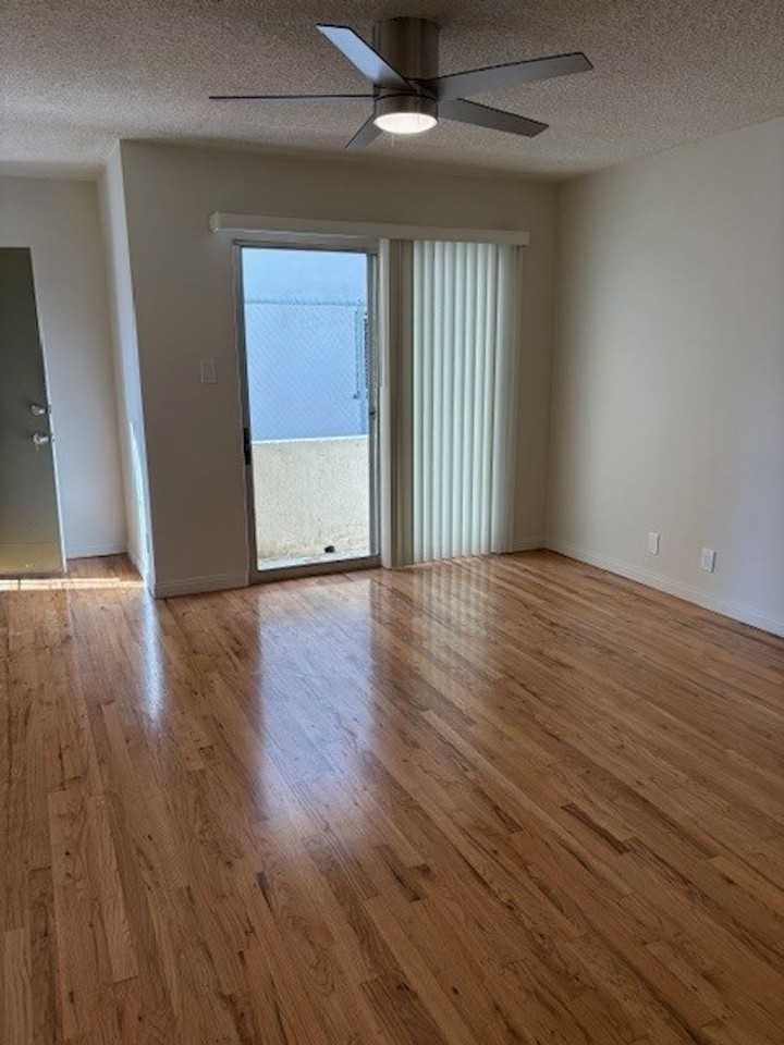 1811 7th St - Photo 2 of 17