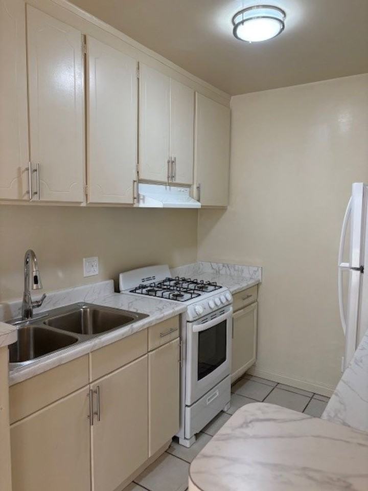 1811 7th St - Photo 3 of 17