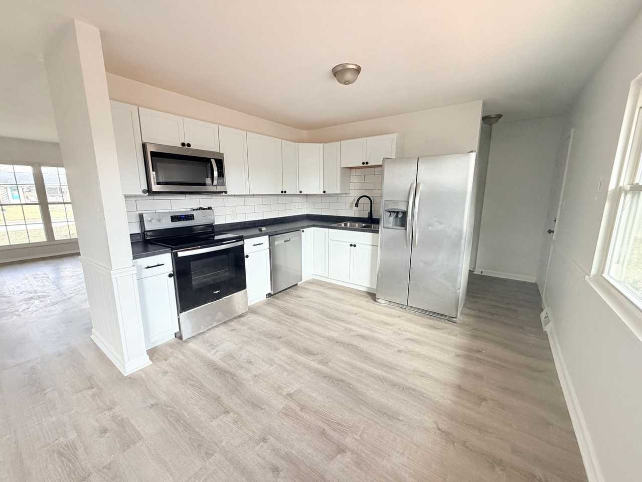 913 Middle Dr - Photo 7 of 23