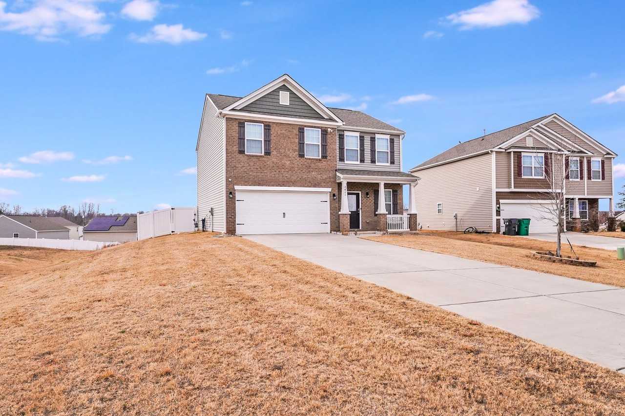 7411 Foxgate Cir - Photo 2 of 31